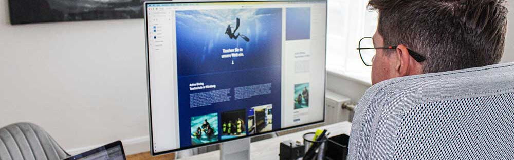 Mann vor seinem Screendesign